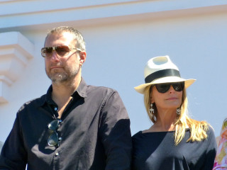 Man woman hats sunglasses building - thierry doizon free wallpaper for desktop