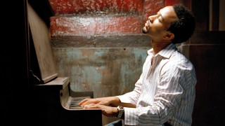 Man sitting piano eyes closed - a piano free wallpaper