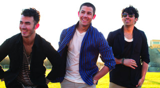 Three men field grass building - three man free wallpaper