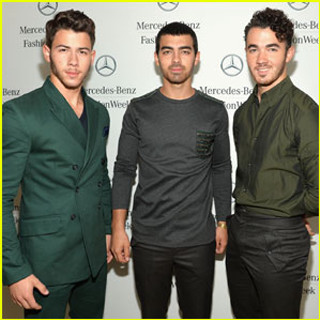 Three men mercedes sign logo - free seasons wallpaper for tablet