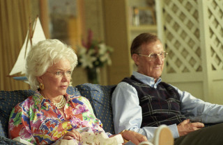 Living room couple blurry floral - american impressionism free wallpaper