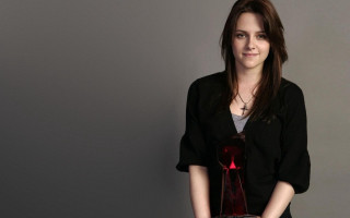 Woman holding red award smiling - visual art free wallpaper for desktop