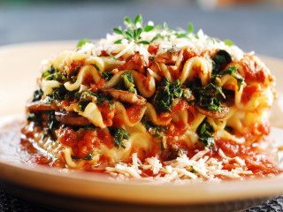 Pasta sauce spinach tablecloth black - duccio free wallpaper