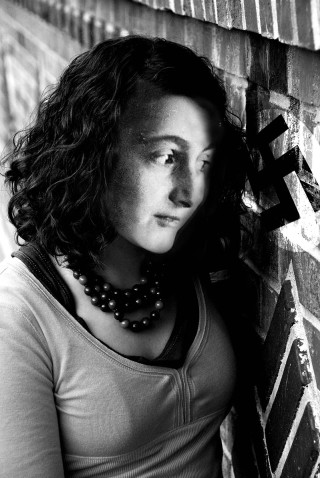 Woman brick wall black white - art informel free wallpaper for mobile