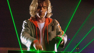 Man standing laptop stage green - a laptop computer free wallpaper