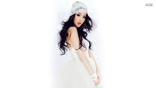 Woman white dress white hat - a white hat free wallpaper
