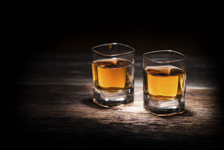 Whiskey glasses wooden table dark - a light reflection free wallpaper for desktop
