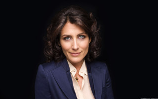 Woman suit tie posing picture - a black background behind her free wallpaper