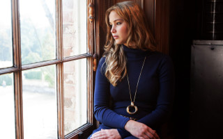Woman sitting window sill looking 2 - annie leibovitz free wallpaper