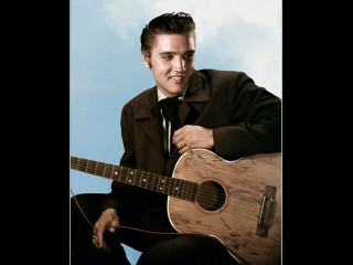 Man suit tie guitar pose - a sky background behind free wallpaper