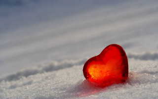Red heart snow blue sky - a light shining free wallpaper