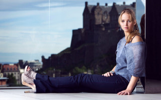 Woman sitting floor castle background - the floor in front free wallpaper for desktop