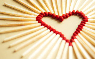 Heart matches sticks tabletop red - a table top free wallpaper