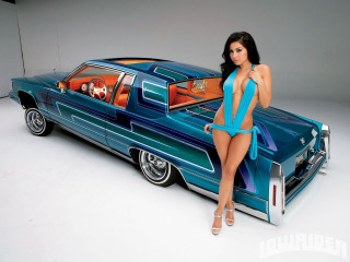 Woman blue swimsuit car painting - retro free wallpaper