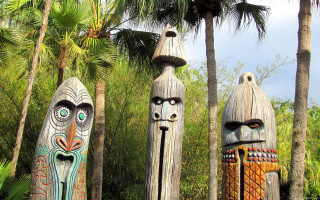 Wooden carved faces forest palm - face free wallpaper