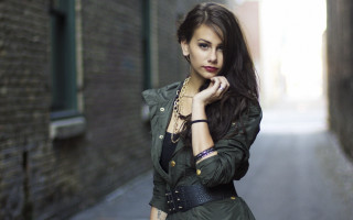 Woman alley serious hand chin - her chin free wallpaper