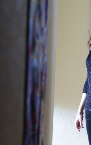 Woman standing room open door - open free wallpaper for mobile