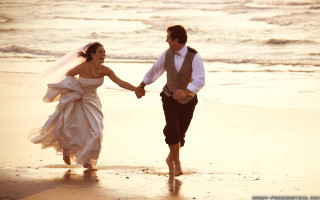 Bride groom walking beach holding - hand free wallpaper