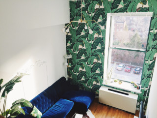 Living room blue couch green 2 - maximalist free wallpaper for desktop