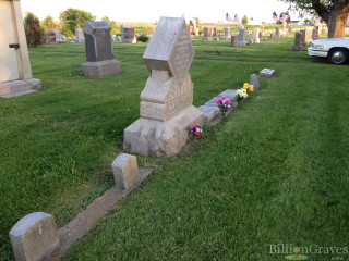 Cemetery grave flowers car forest - a cemetery free wallpaper