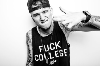 Man hat tattoos surprised face - his finger free wallpaper