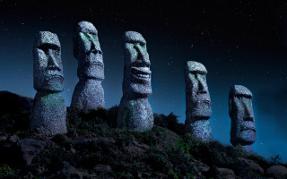 Carved faces hill night sky - concrete art free wallpaper