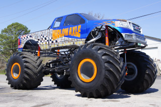 Monster truck huge tires parking - a monster truck free wallpaper
