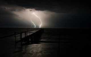 Lightning bolt pier night ocean - dramatic lightning free wallpaper for desktop