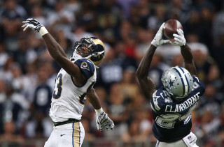 Football players jumping catching ball - cleve gray free wallpaper