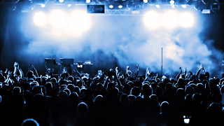Crowd stage lights microphone performance - dynamic free wallpaper for desktop