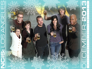 People beers smiling snowflakes background - free christmas wallpaper