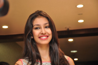 Woman long hair smiling camera 13 - ella guru free wallpaper for desktop