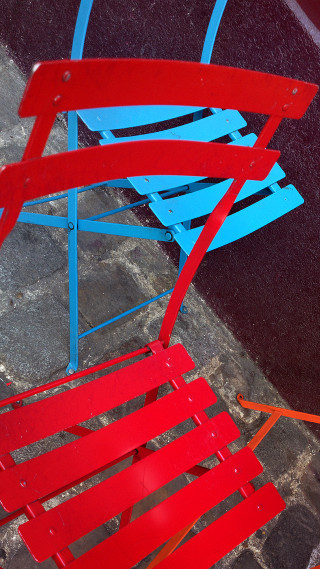 Red blue chair sidewalk wall - fauvism free wallpaper for mobile