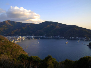 Lake mountains city sky clouds - murata range free wallpaper