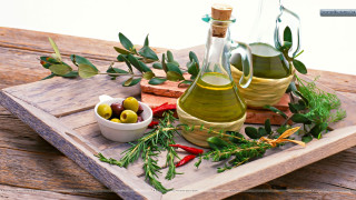 Wooden tray olives olive oil - a still life free wallpaper