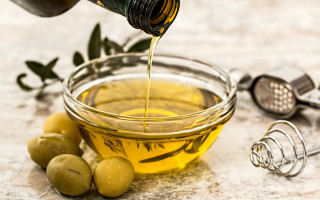 Olive oil pour bowl olives - olive skin free wallpaper