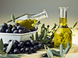 Bowl olives olive oil table - olive free wallpaper