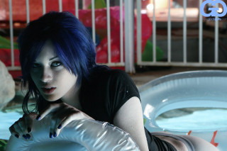 Woman blue hair pool ring - her finger and a ring free wallpaper