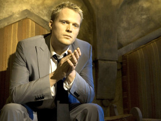 Man suit tie prayer position - room free wallpaper