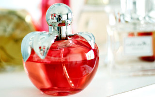 Red bottle perfume counter top - alexander mcqueen free wallpaper