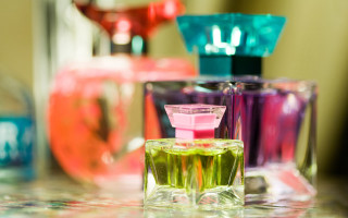 Table three colored bottles empty - the other free wallpaper