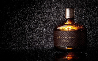 Perfume bottle rain table black - product photography free wallpaper