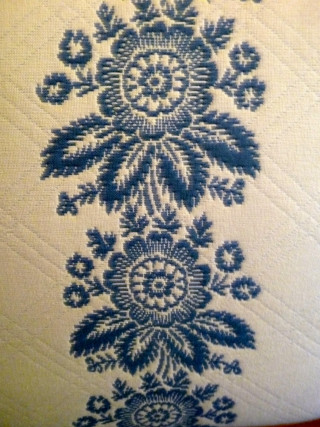 Blue white wallpaper closeup bed - a close up free wallpaper for mobile