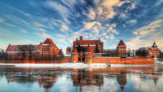 Castle lake sky clouds buildings - a lake in front free wallpaper