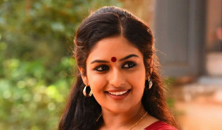 Woman red sari gold jewelry 2 - a green background and trees free wallpaper