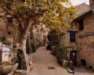 Narrow alley fountain trees background - romanesque free wallpaper