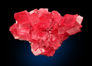 Red crystals black background blue - a blue background behind free wallpaper