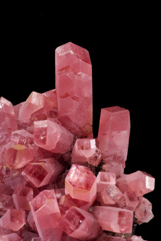 Pink crystals black background pile - a black background behind free wallpaper for mobile