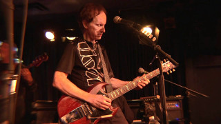 Man playing guitar microphone stand - a man playing free wallpaper