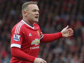 Man red shirt playing soccer - soccer free wallpaper